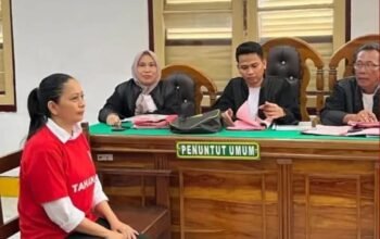 Seorang wanita bernama Titik Wulandari dituntut tiga tahun penjara dalam perkara dugaan penggelapan satu unit mobil rental