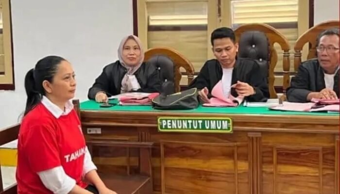 Seorang wanita bernama Titik Wulandari dituntut tiga tahun penjara dalam perkara dugaan penggelapan satu unit mobil rental
