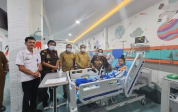 Ketua DPRD Karo Menjenguk Siswa Korban keracunan MBG Yang dirujuk Ke Rumah Sakit di Medan.