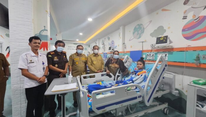 Ketua DPRD Karo Menjenguk Siswa Korban keracunan MBG Yang dirujuk Ke Rumah Sakit di Medan.