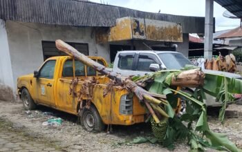 Sebuah Mobil Dinas Berplat Merah Yang Terparkir Dihalaman PUPR Propinsi Sumatera Utara  diduga Jadi Tempat Pembuangan Sampah