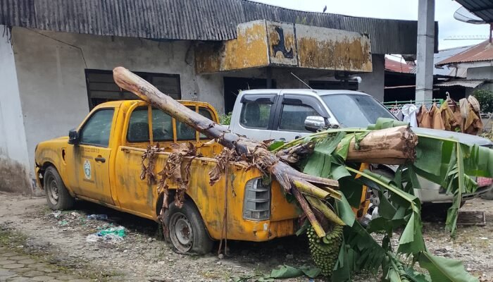 Sebuah Mobil Dinas Berplat Merah Yang Terparkir Dihalaman PUPR Propinsi Sumatera Utara  diduga Jadi Tempat Pembuangan Sampah