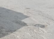 Warga Resah, Ruas Jalan Sakti Dipenuhi Lobang – Lobang Perlu Perbaikan.