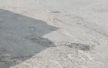 Warga Resah, Ruas Jalan Sakti Dipenuhi Lobang – Lobang Perlu Perbaikan.