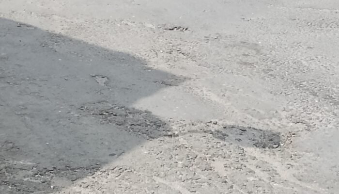 Warga Resah, Ruas Jalan Sakti Dipenuhi Lobang – Lobang Perlu Perbaikan.