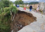 Jalan Badan Propinsi Penghubung Karo Dan Langkat Longsor 
