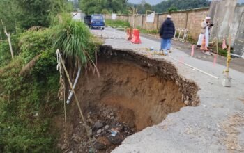 Jalan Badan Propinsi Penghubung Karo Dan Langkat Longsor 