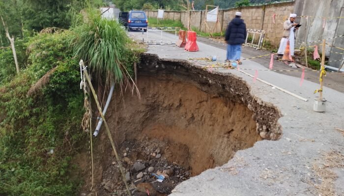 Jalan Badan Propinsi Penghubung Karo Dan Langkat Longsor 
