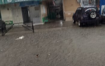 Saat musim Hujan tiba jalan masjid kelurahan, Laucimba  Banjir 
