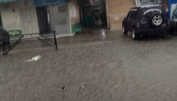 Saat musim Hujan tiba jalan masjid kelurahan, Laucimba  Banjir 